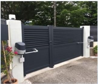 Horizontal slat driveway gate with a swing motor arm